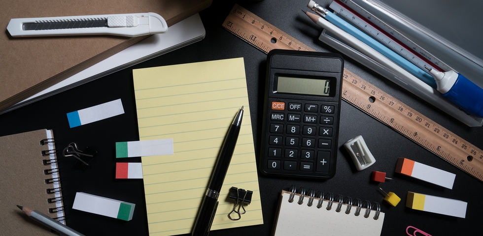 One of the office spring cleaning tips is to eliminate clutter.